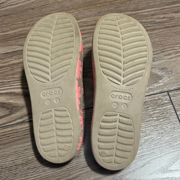 Crocs Classic Platform Retro Resort Flip Flops – Women’s Size 5 – Floral Pattern - Picture 6 of 9